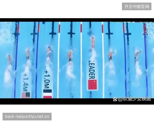 游泳选手用爆发力撕裂对手领先